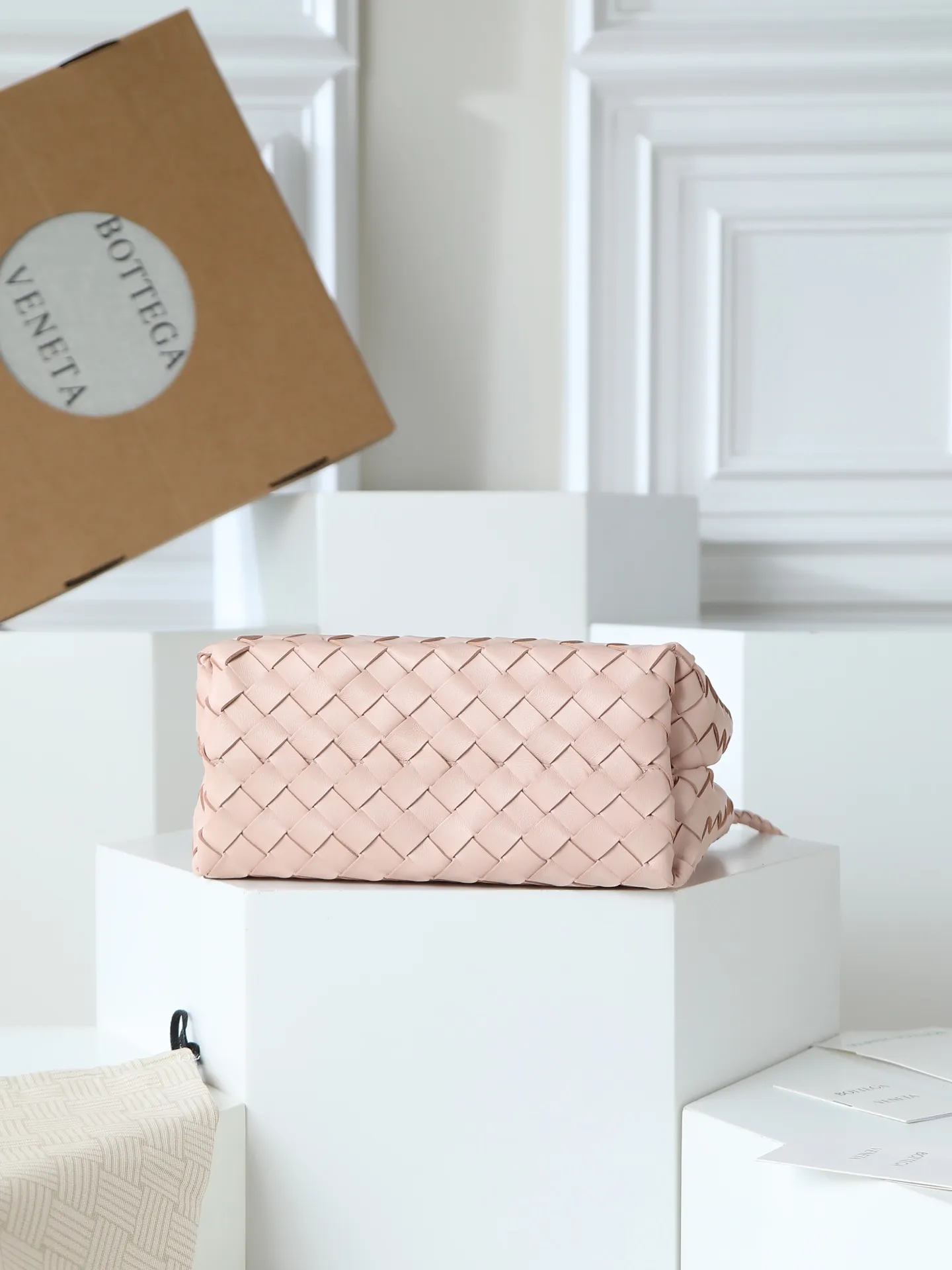 1300. Andiamo is shipping‼ ️Really popular🔥The new Andiamo woven handbag launched by Bottega Veneta this season is really popular all over the world! ! Celebrities at home and abroad have worn it, and Oscar-winning actress Michelle Yeoh has taken it out on the street. Song Jia, Trai Yala, Yu Feihong, Sanji Ayaka, Rosie Hunting-Whiteley, Yoshioka Riho, etc. have all worn this bag. It is classic and versatile and shows off your temperament, and the bag capacity is also large, which is very convenient for daily commuting! ! A variety of carrying methods, the shoulder straps can be adjusted by yourself, the original lambskin feels soft and delicate, and the unisex style breaks the gender boundaries and brings a more practical and long-lasting use experience. Andiamo, which has both elegant and casual styles, perfectly interprets the true appearance of "fashionable old money style". Style number: 766014 Size: 25*22*10.5cm